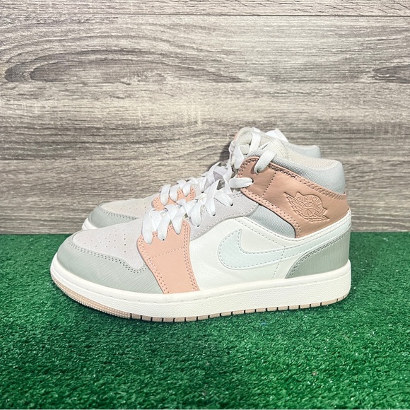 Women's Nike Air Jordan 1 Mid Milan Size 8 CV3044-100 - Picture 5 of 9